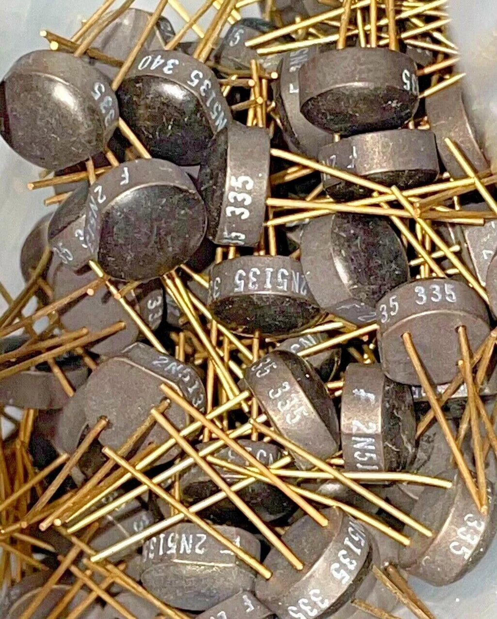 TRANSISTOR 3 PIN GOLD 2N5135 NPN TO-105 NEW OLD STOCK (1PC)