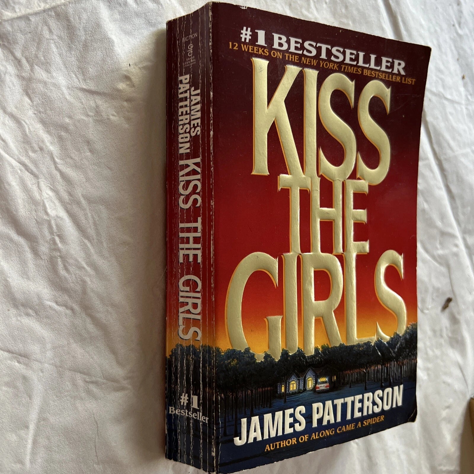 Kiss the Girls (Alex Cross) - Mass Market Paperback By Patterson, James - GOOD